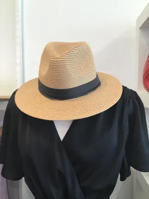 Weaved beach hat with black band